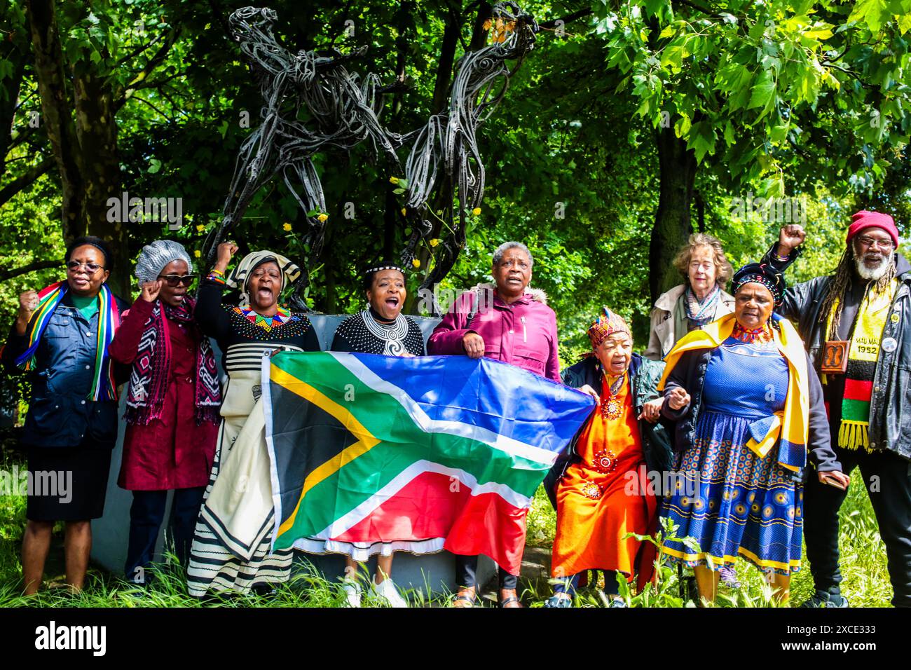 Londra, Regno Unito. 15 giugno 2024. I sudafricani si riuniscono al memoriale di Hector Pieterson nel parco Max Roach, Brixton. I sudafricani a Londra commemorano la rivolta di Soweto, un evento fondamentale nella storia del paese che ebbe inizio il 16 giugno 1976. Credito: SOPA Images Limited/Alamy Live News Foto Stock