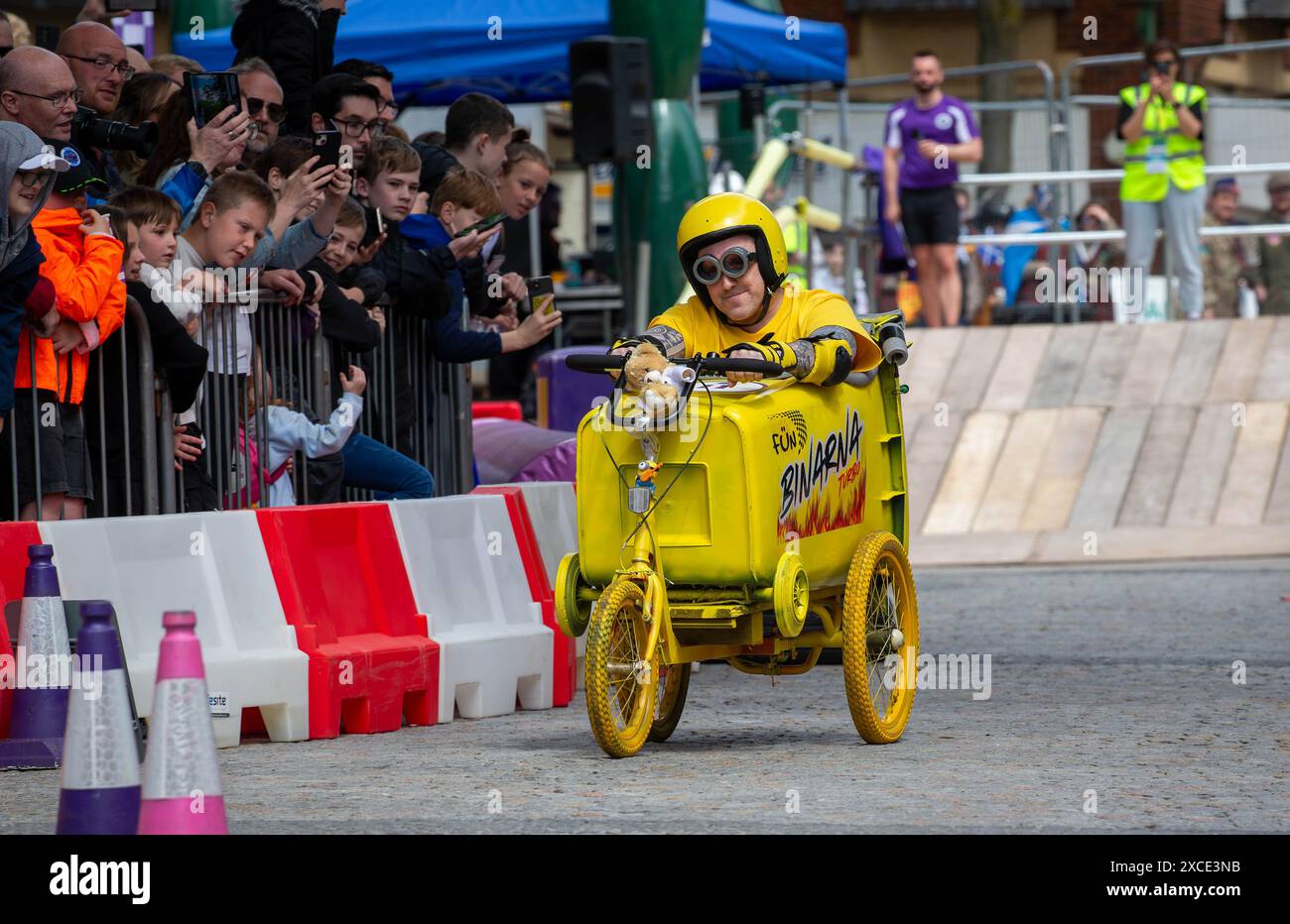 Warrington, Cheshire, Inghilterra - domenica 16 giugno 2024 - le gare di Krazy sono arrivate a Warrington con kart soapbox costruiti individualmente e piloti dilettanti che affrontano un percorso ad ostacoli, gareggiando per essere i migliori vestiti e avere i migliori kart soapbox progettati e i più veloci. Crediti: John Hopkins/Alamy Live News Foto Stock