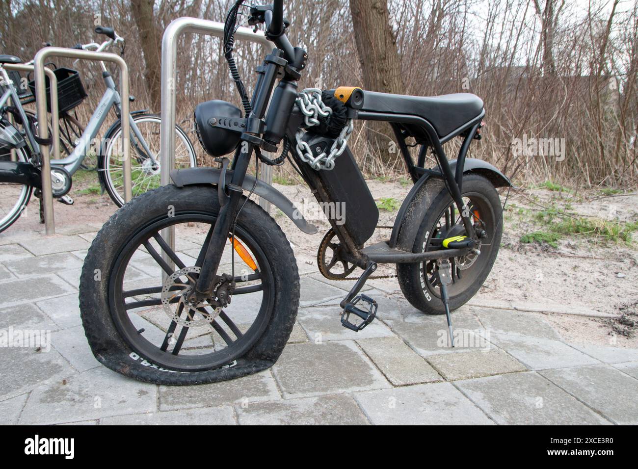 L'Aia, Paesi Bassi - 17 febbraio 2024: Bicicletta elettrica con pneumatico sgonfio Foto Stock
