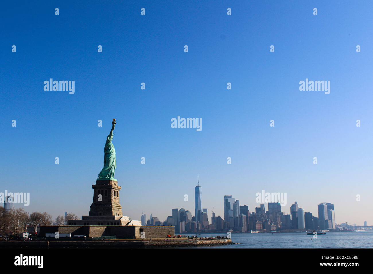 15/03/2022, New York, Vista panoramica della Statua della libertà con l'iconico skyline di Manhattan sullo sfondo. Questa immagine cattura il mese storico Foto Stock