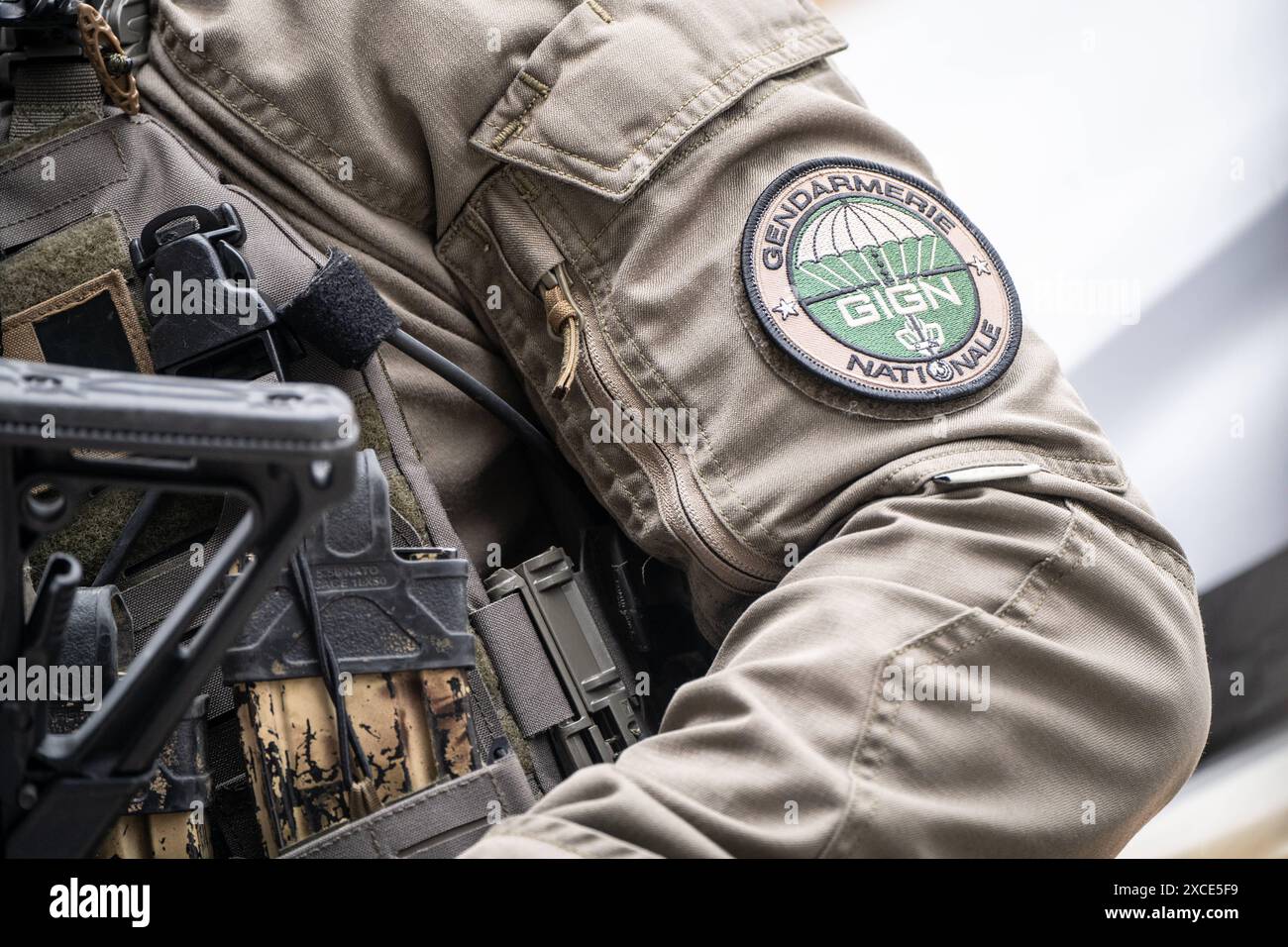 Eurosatory 2024 Rüstungsmesse Paris Frankreich Pre-opening Press Day Präsentation der französischen Spezialeinheit GIGN Groupe d intervention de la gendarmerie nationale Polizeieinheit vergleichbar mit der deutschen GSG 9 Polizeihund der GIGN während der Demonstration der FähigkeitenEurosatory 2024 Rüstungsmesse Paris Frankreich Pre-opening Press Day Präsentation der französischen der Spezialeinheit GIGN Groupe d intervention de la gendarmerie nationale Polizeieinheit vergleichbar mit der deutschen GSG 9 , Villepinte Seine-Saint-Denis 93 Francia Parc des Expositions Paris Nord *** Eurosatory 2024 A Foto Stock