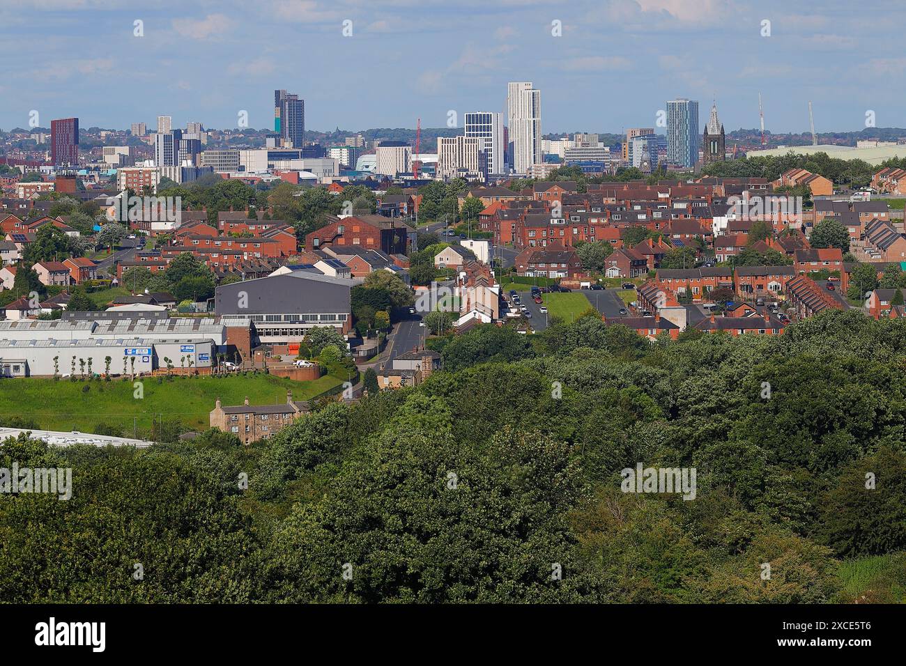 Una vista dello skyline di Leeds City presa a distanza da West Leeds. Altus House è attualmente l'edificio più alto di Leeds & Yorkshire. Foto Stock