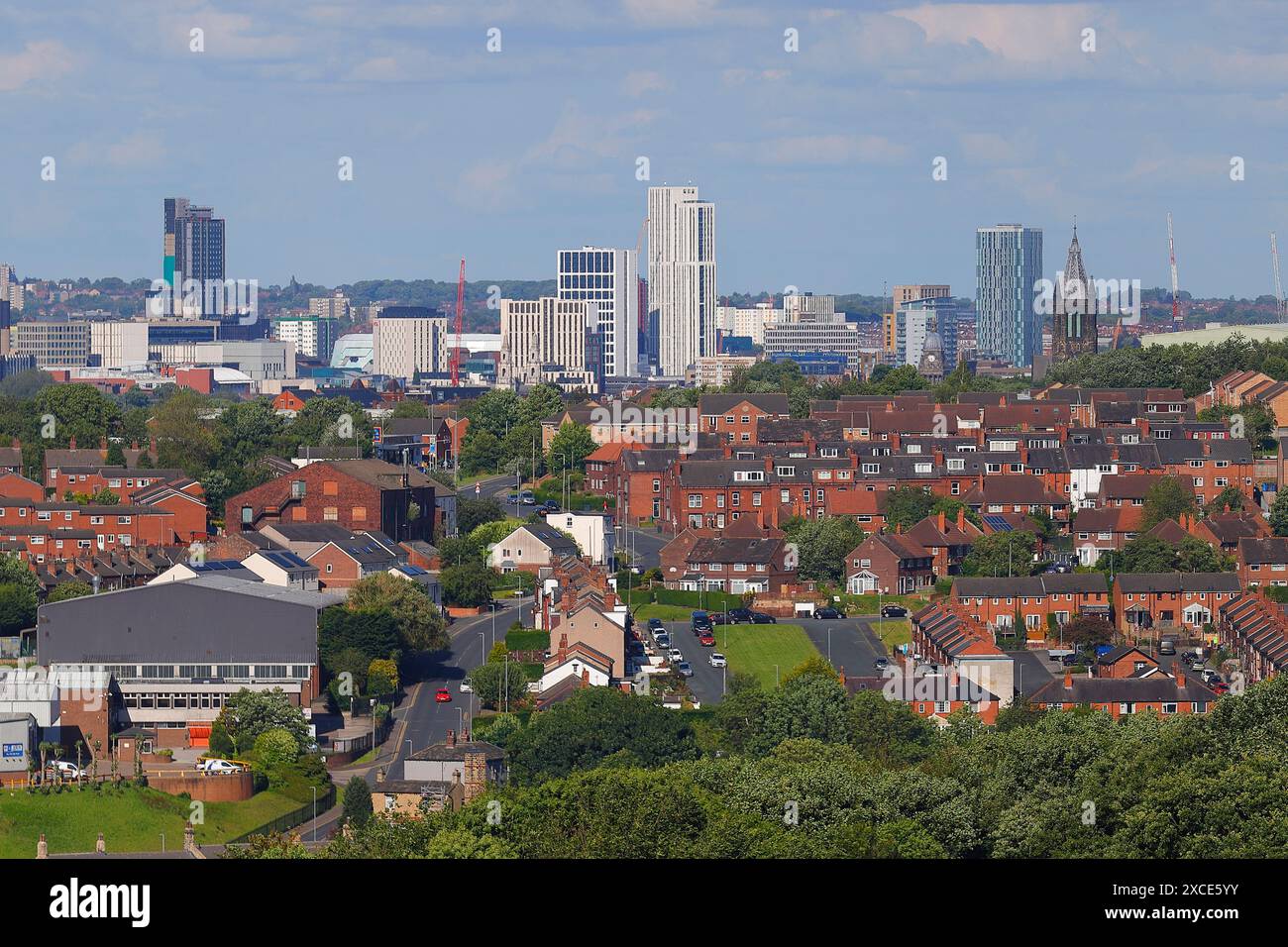 Una vista dello skyline di Leeds City presa a distanza da West Leeds. Altus House è attualmente l'edificio più alto di Leeds & Yorkshire. Foto Stock