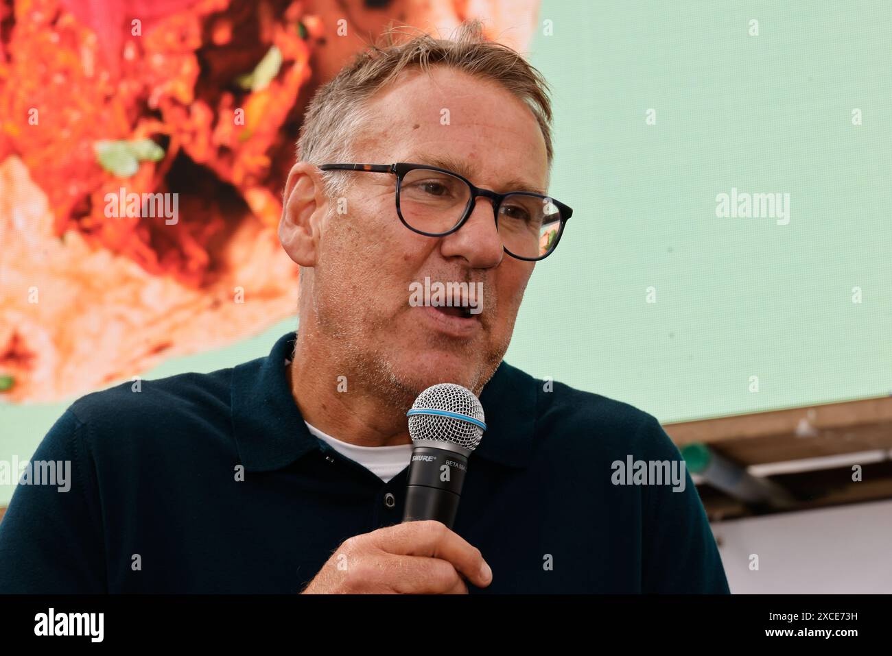 Central Park, Brighton, Regno Unito. Tifosi all'Euro fan Park, 4theFans, Central Park, Brighton al fan Park Serbia vs Inghilterra, grande schermo Brighton in questa immagine Paul Merson ex Inghilterra e Arsenal, leggenda degli ospiti del calcio 16 giugno 2024. Crediti: David Smith/Alamy Live News Foto Stock Central Park, Brighton, Regno Unito. Tifosi all'Euro fan Park, 4theFans, Central Park, Brighton al fan Park Serbia vs Inghilterra, grande schermo Brighton in questa immagine Paul Merson ex Inghilterra e Arsenal, leggenda degli ospiti del calcio 16 giugno 2024. Crediti: David Smith/Alamy Live News Foto Stock