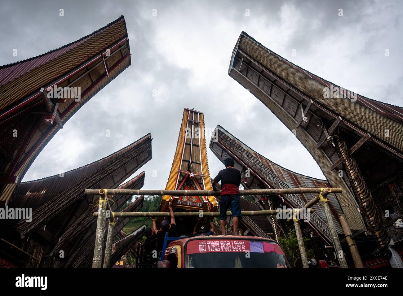 Toraja settentrionale, Indonesia. 15 giugno 2024. I residenti fanno i preparativi durante il rituale Rambu solo. Rambu solo è una processione funebre per il popolo Tana Toraja per onorare i loro antenati. La processione consiste in diverse serie di eventi e dura diversi giorni. (Foto di Hariandi Hafid/SOPA Images/Sipa USA) credito: SIPA USA/Alamy Live News Foto Stock