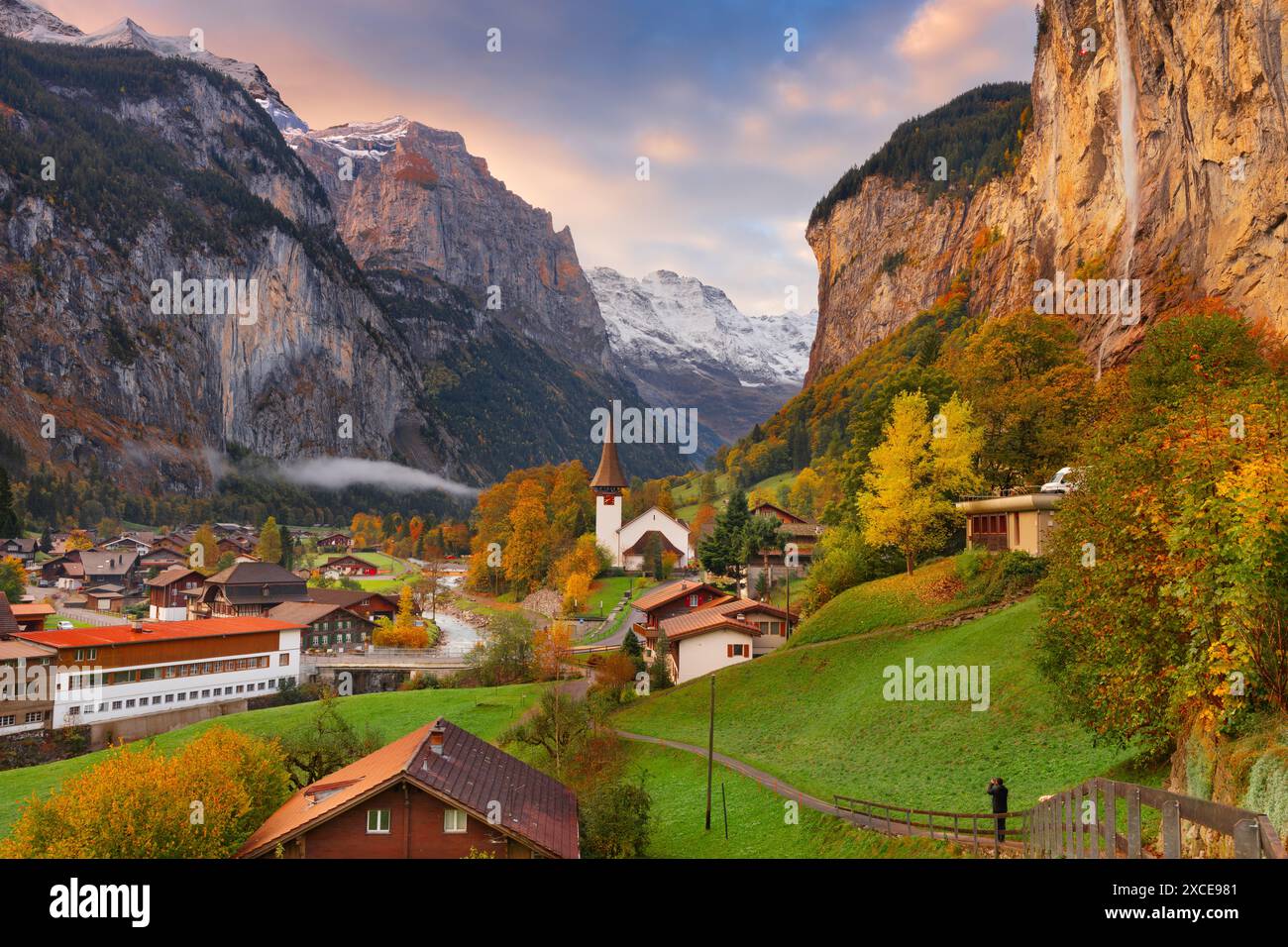 Lauterbrunnen, Svizzera bella mattina durante la stagione autunnale. Foto Stock