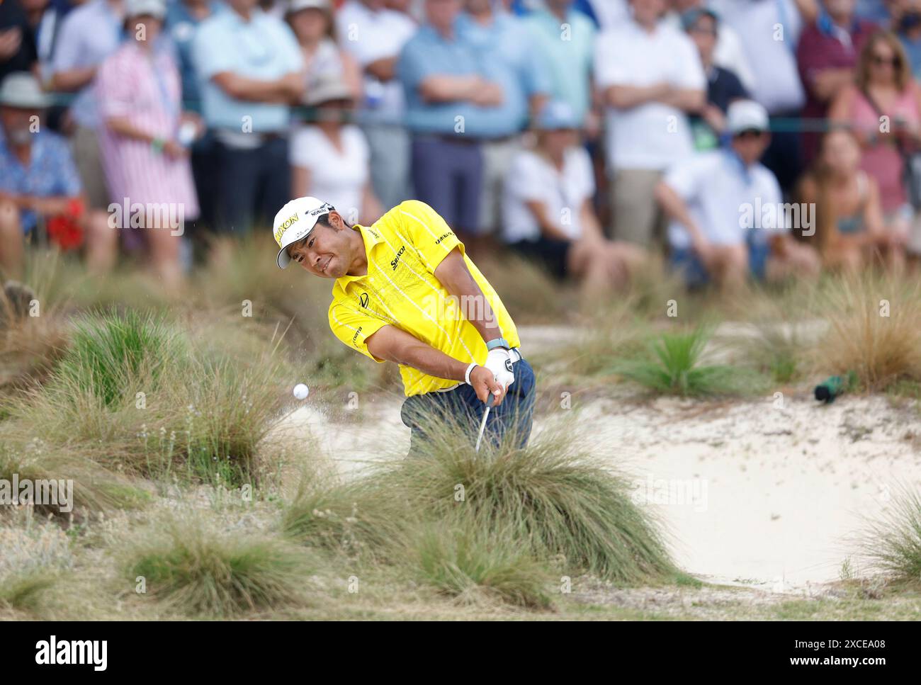 Pinehurst, Stati Uniti. 16 giugno 2024. Hideki Matsuyama del Giappone esce da un bunker al quinto green durante l'ultimo round del 124° campionato di golf U.S. Open al Pinehurst Resort & Country Club di Pinehurst, N.C. domenica 16 giugno 2024. Foto di John Angelillo/UPI credito: UPI/Alamy Live News Foto Stock