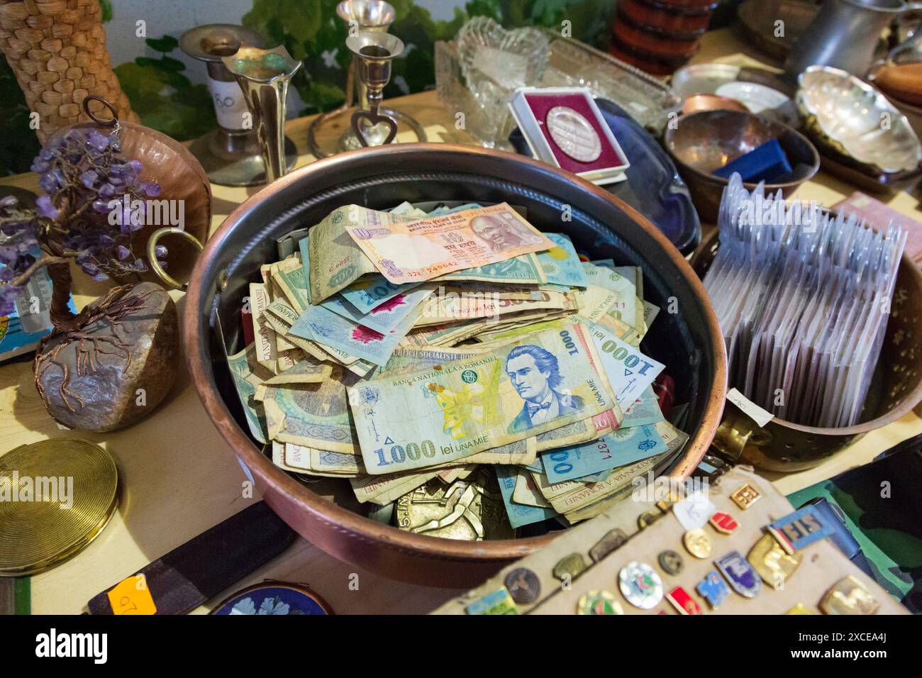 Europa, Romania, Bucarest. Vendita su strada di antiquati soldi rumeni e spille. Foto Stock