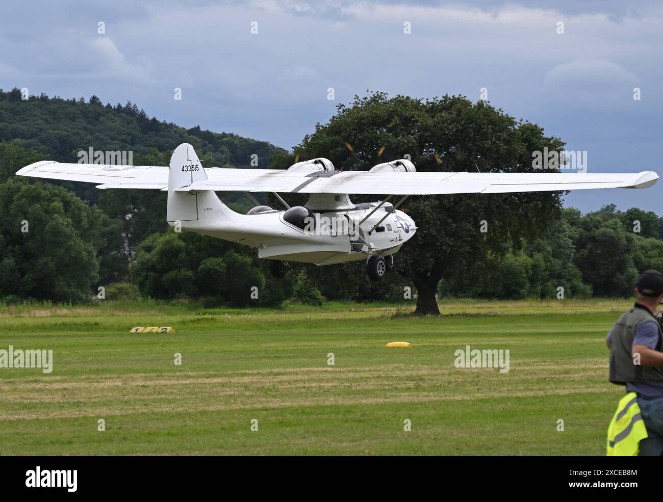 16.06.2024, xjhx, Wirtschaft Flugplatz-kerb Gelnhausen 2024 v.l. Flugzeug Maschine Consolidated 28 Catalina, registrazione / seriale: G-PBYA, seriale alternativo: 433915 nome Miss pick up Gelnhausen *** 16 06 2024, xjhx, Wirtschaft Flugplatz kerb Gelnhausen 2024 V l Flugzeug Maschine Consolidated 28 Catalina, registrazione seriale G PBYA, seriale alternativo 433915 nome Miss pick up Gelnhausen Foto Stock