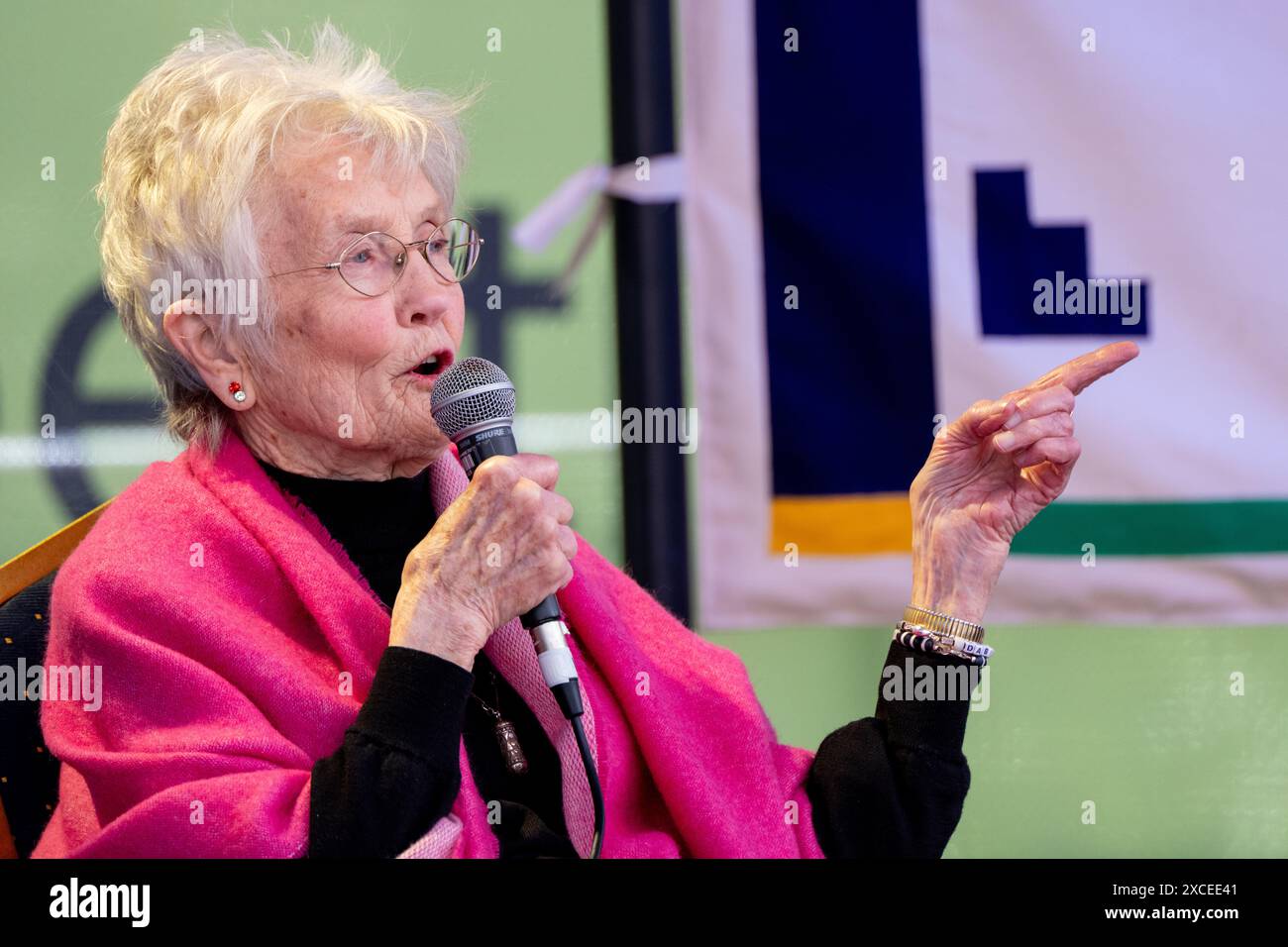 La leggenda popolare Peggy seeger, la vedova di Ewan MacColl, debutta il versetto perduto della sua leggenda popolare mariti "Dirty Old Town" quasi 75 anni dopo che fu scritto su Salford. In un'esclusiva performance acustica di 'We Invented the Weekend', l'esibizione faceva parte di un nuovo documentario di radio 4. La performance è stata preceduta da un Q&A con Peggy e il DJ radiofonico Mike Sweeney. Un verso abbandonato è stato cantato per la prima volta dal 1951.Media City Salford, Manchester Picture garyroberts/worldwidefeatures.com Foto Stock