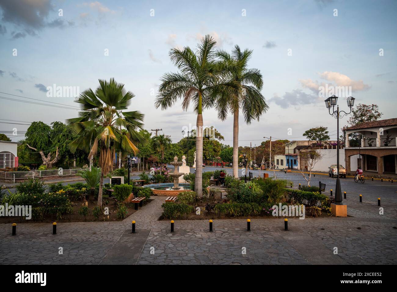 Piccolo parco cittadino di fronte alla chiesa di Guadalupe, Granada, Nicaragua Foto Stock