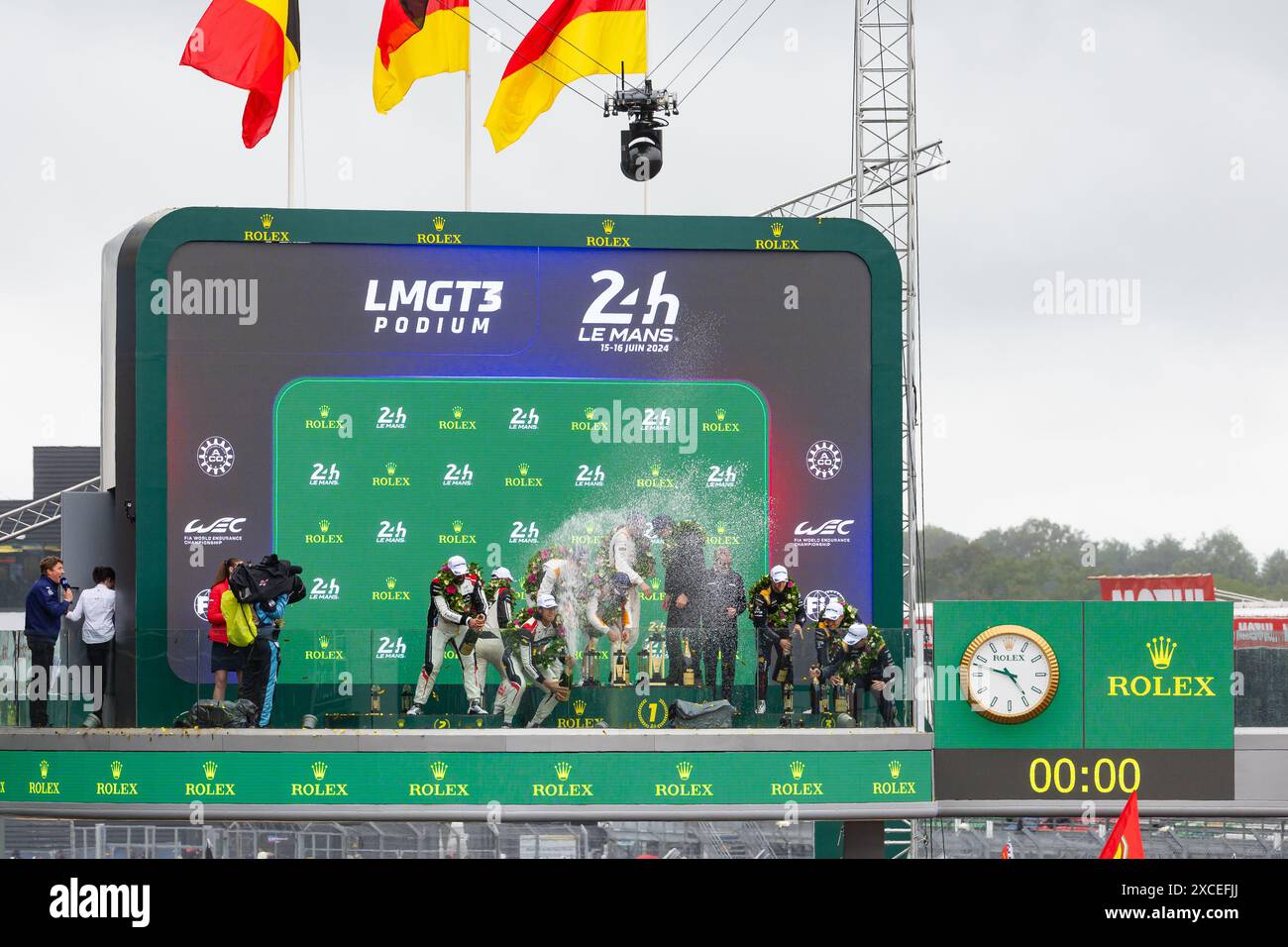 91 LIETZ Richard (aut), SCHURING Morris (nld), SHAHIN Yasser (aus), Manthey EMA, Porsche 911 GT3 R #91, LM GT3, FIA WEC, action, 31 FARFUS Augusto (bra), GELAEL Sean (ind), LEUNG Darren (gbr), Team WRT, BMW M4 GT3 #31, LM GT3, FIA WEC, Darren, 88 dnk OLSEN (dnk), PEDERSEN (dnk OLSEN (dnk) RODA Giorgio (ita), Proton Competition, Ford Mustang GT3 #88, LM GT3, FIA WEC, podio, ritratto durante il podio della 24 ore di le Mans 2024, 4° round del Campionato Mondiale Endurance 2024 FIA, sul circuito des 24 Heures du Mans, dal 15 al 16 giugno, 2024 a le Mans, Francia Foto Stock