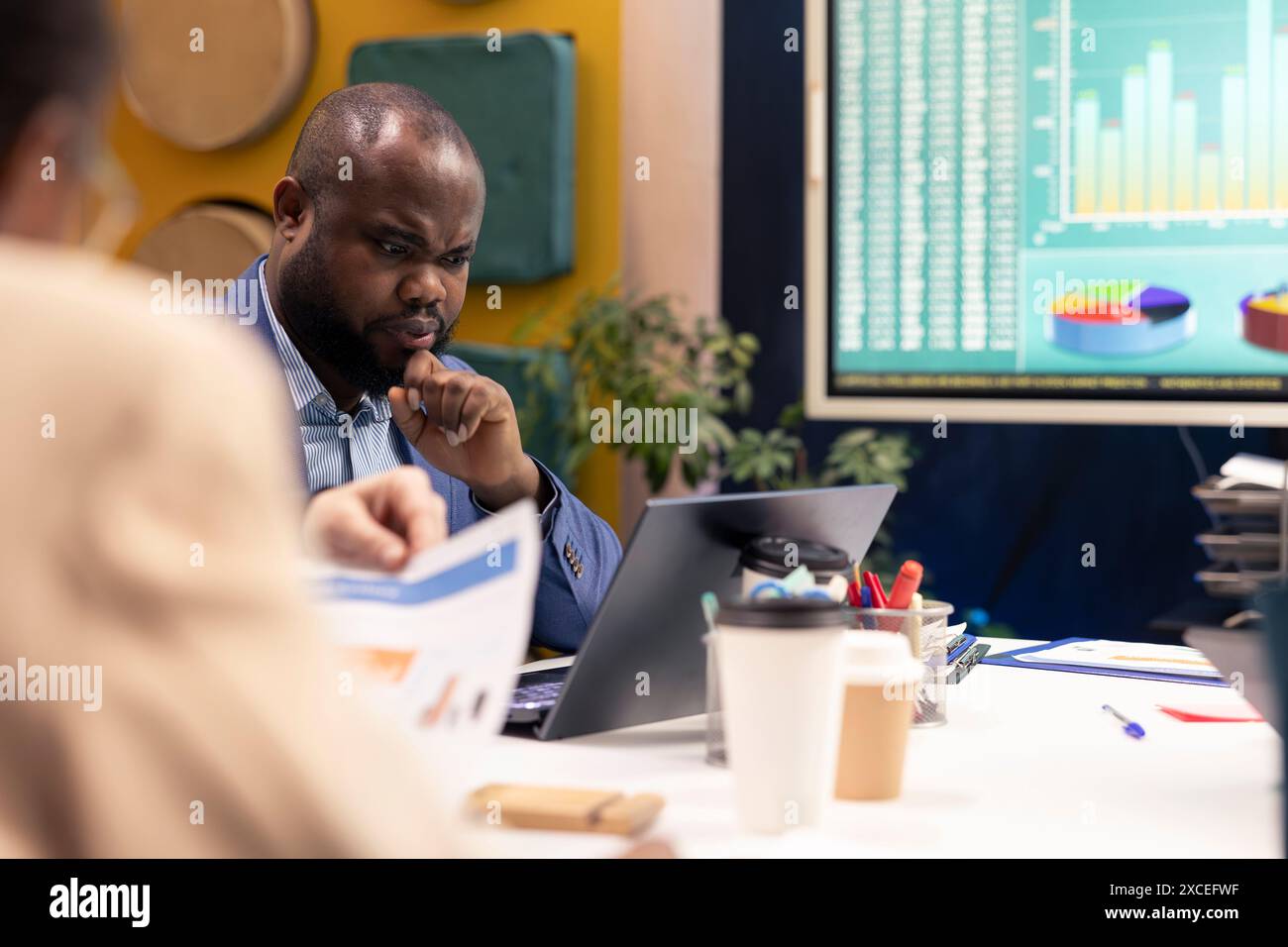 Riunione del team organizzativo in una sala conferenze per esaminare le vendite su una bacheca interattiva, aumentando il capitale e i profitti dell'organizzazione. Specialisti PR che garantiscono il successo e la produttività a livello internazionale. Foto Stock