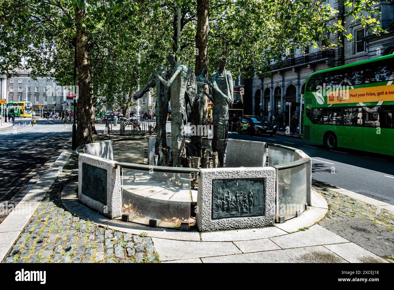 Quattro statue in bronzo che rappresentano la carestia irlandese, Dame Street, Dublino, Irlanda. Scultore Edward Delaney. Foto Stock