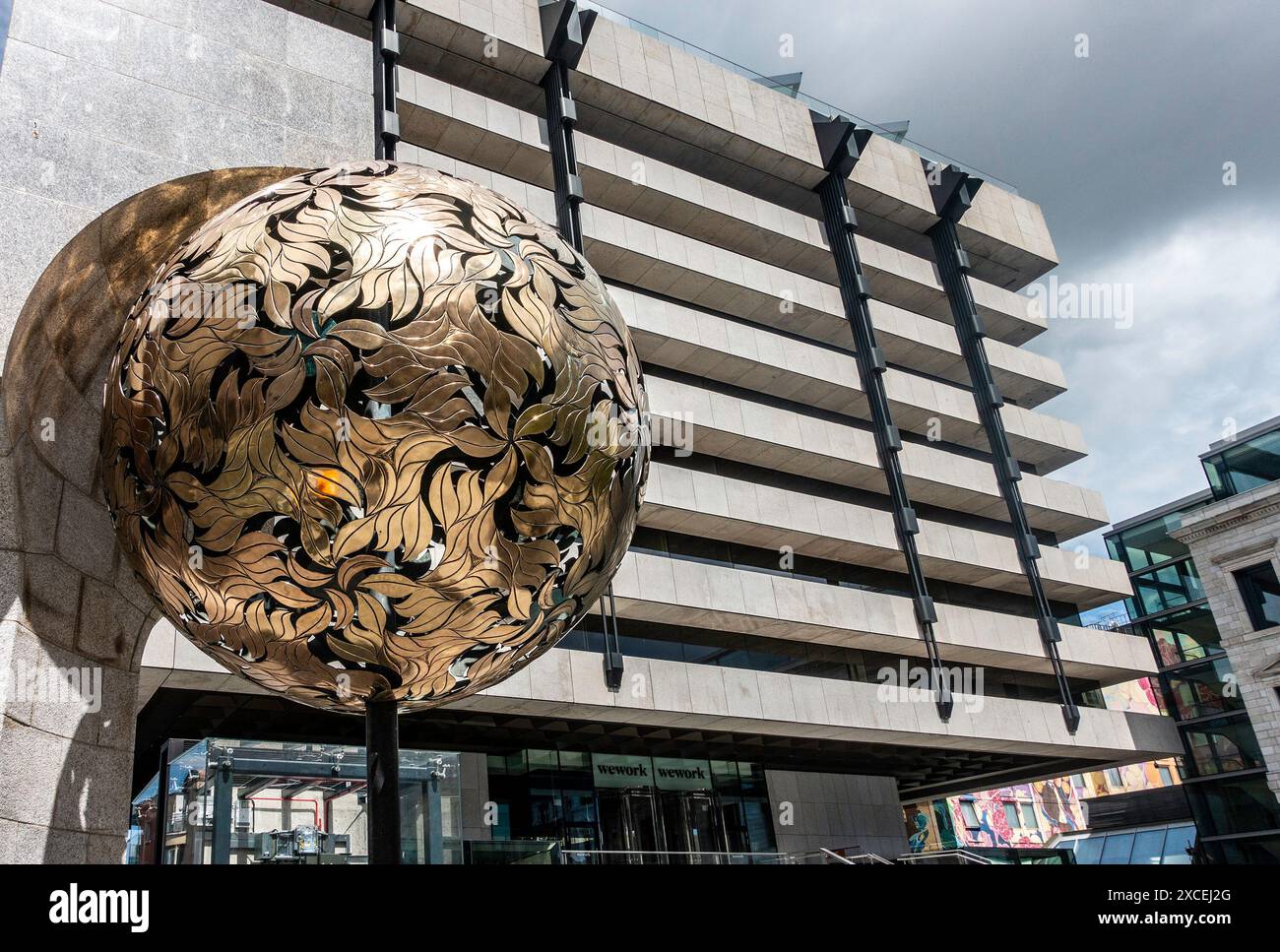 CRANN an Óir, una scultura di Éamonn o' Doherty fuori dalla Central Plaza, Dame Street, Dublino, Irlanda. Foto Stock