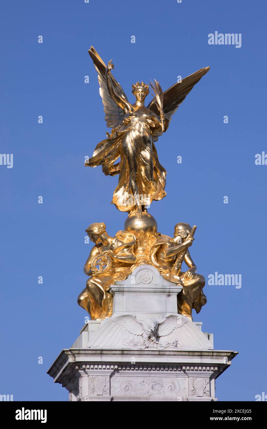 Monumento della Regina Vittoria (Golden) dettaglio della scultura in bronzo di Gilt Westminster, Londra, Inghilterra Foto Stock