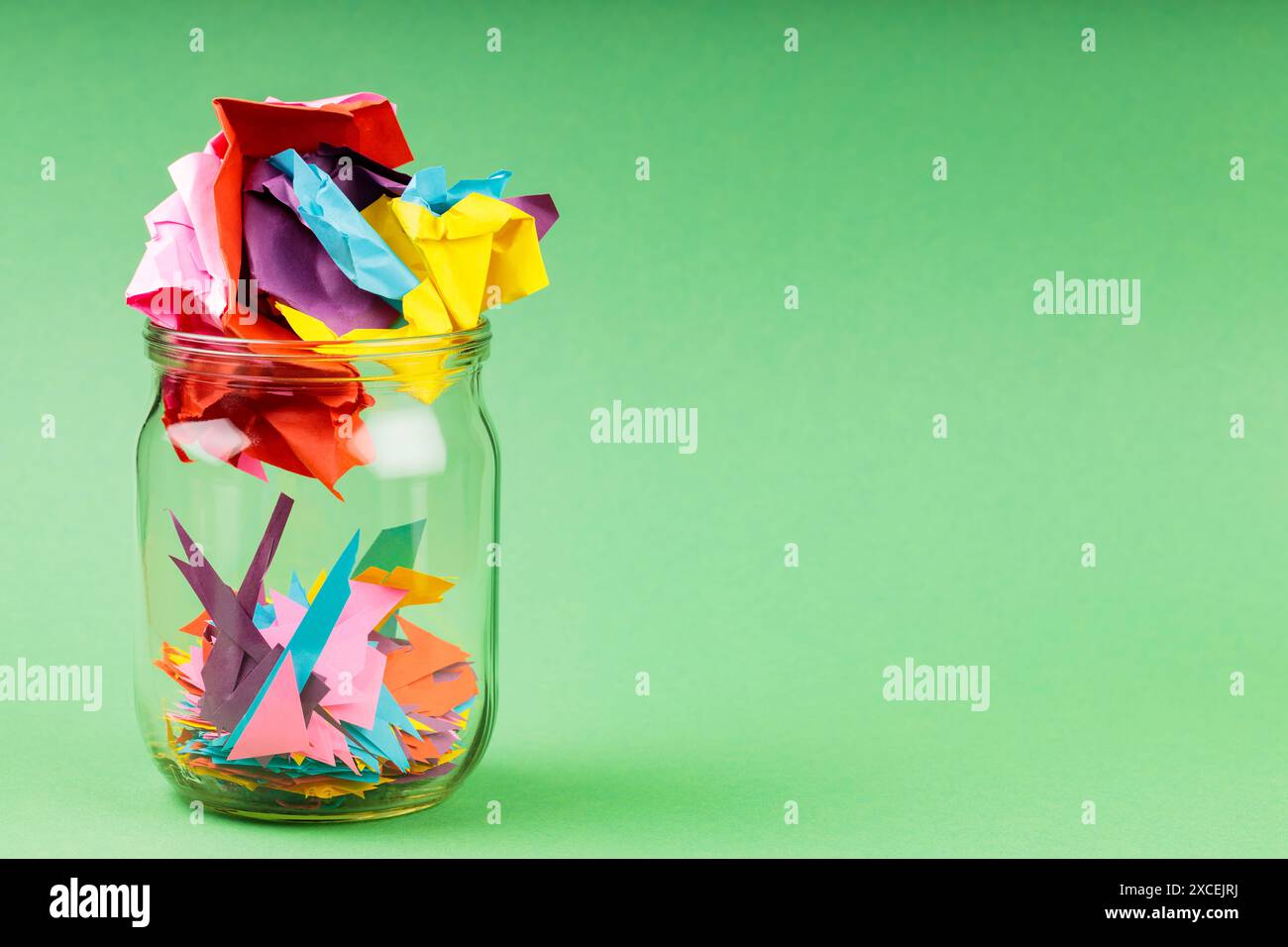 Vasetto di vetro e scarti di carta ecocompatibili, idea concettuale di upcycling, spazio copia Foto Stock