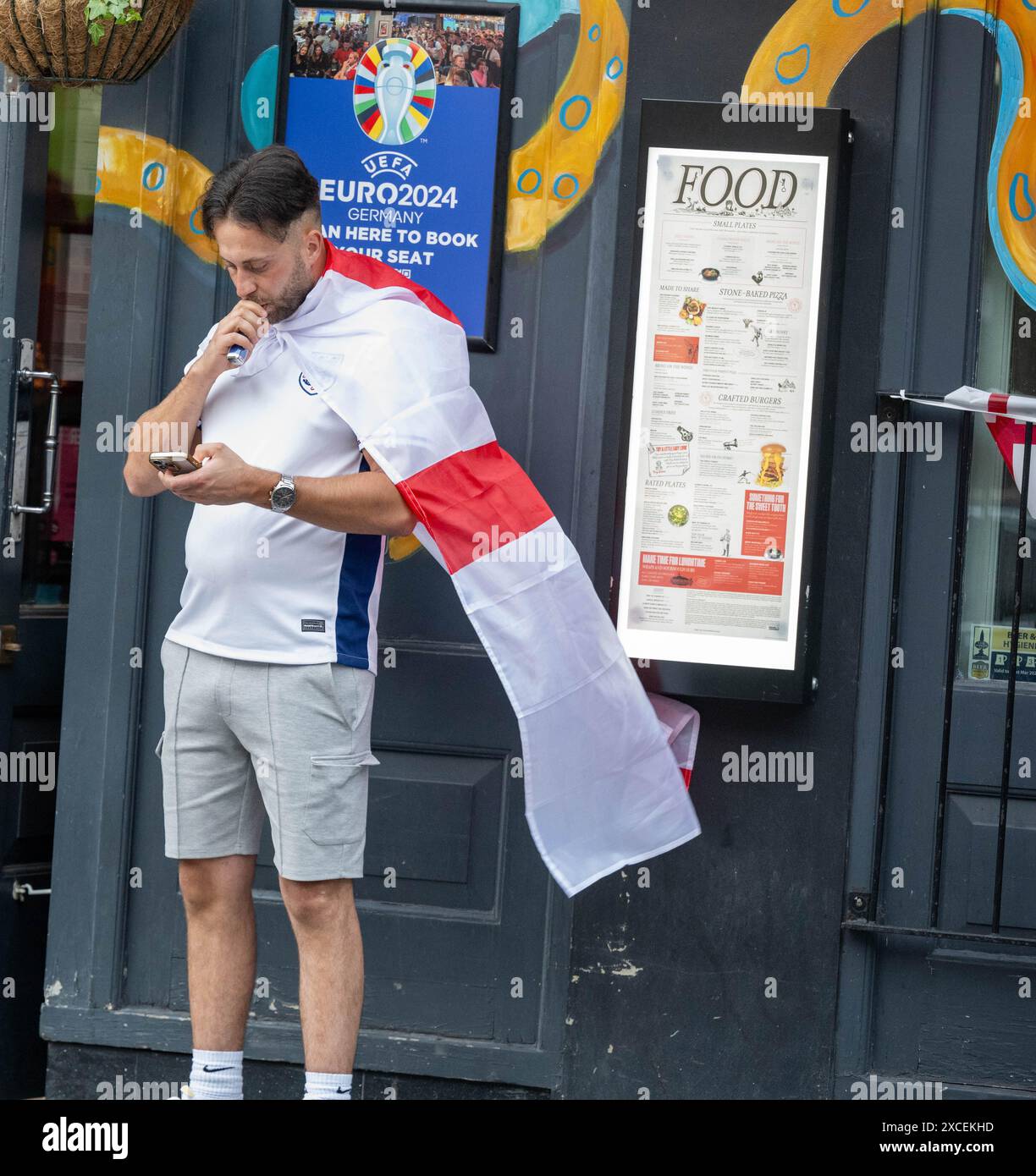 Brentwood Essex 16 giugno 2024 tifosi che si divertono nella partita Euros England nei pub locali di Brentwood Essex in mezzo alla stretta polizia credito: Ian Davidson/Alamy Live News Foto Stock