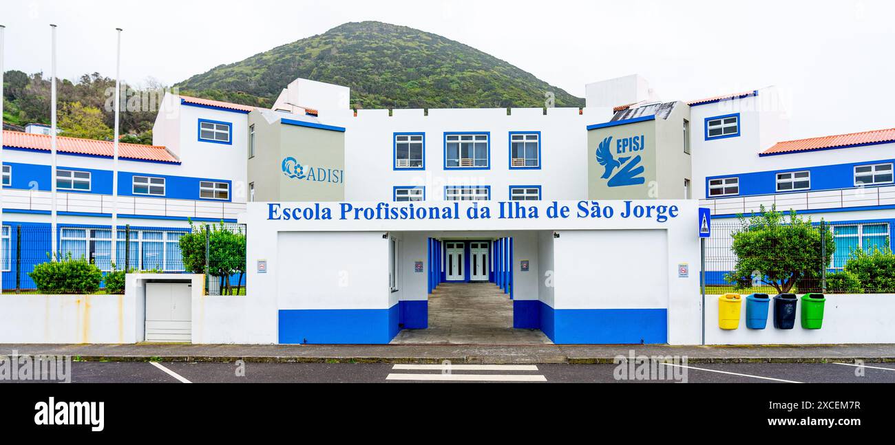 Facciata anteriore della scuola professionale sull'isola di São Jorge, nella città di Velas, isola di São Jorge-Azzorre, Portogallo. Foto Stock