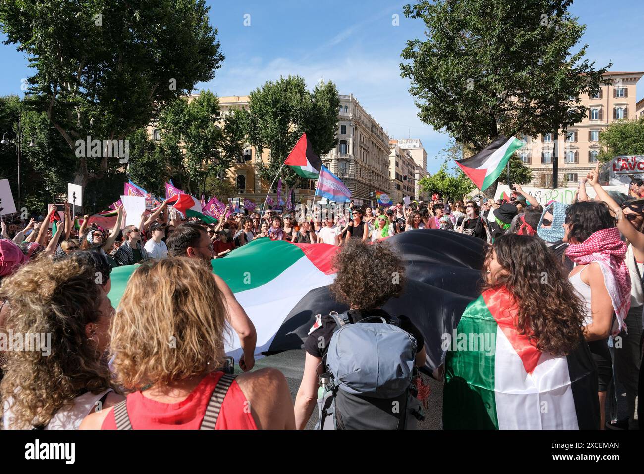 Roma, Italia. 15 giugno 2024. I manifestanti pro-palestinesi si radunano con una grande bandiera palestinese durante la grande parata del 30° anniversario del Roma Pride 2024. Credito: SOPA Images Limited/Alamy Live News Foto Stock