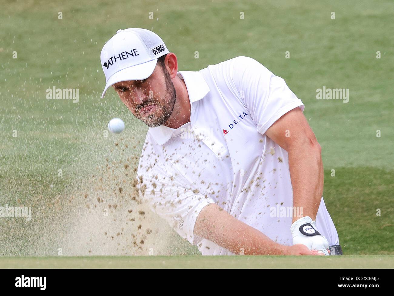 Villaggio di Pinehurst, Stati Uniti. 16 giugno 2024. Patrick Cantlay degli Stati Uniti oscilla da un bunker vicino alla quarta buca durante l'ultimo round del 124° campionato di golf U.S. Open al Pinehurst Resort & Country Club di Pinehurst, N.C. domenica 16 giugno 2024. Foto di Conway Veasey/UPI credito: UPI/Alamy Live News Foto Stock