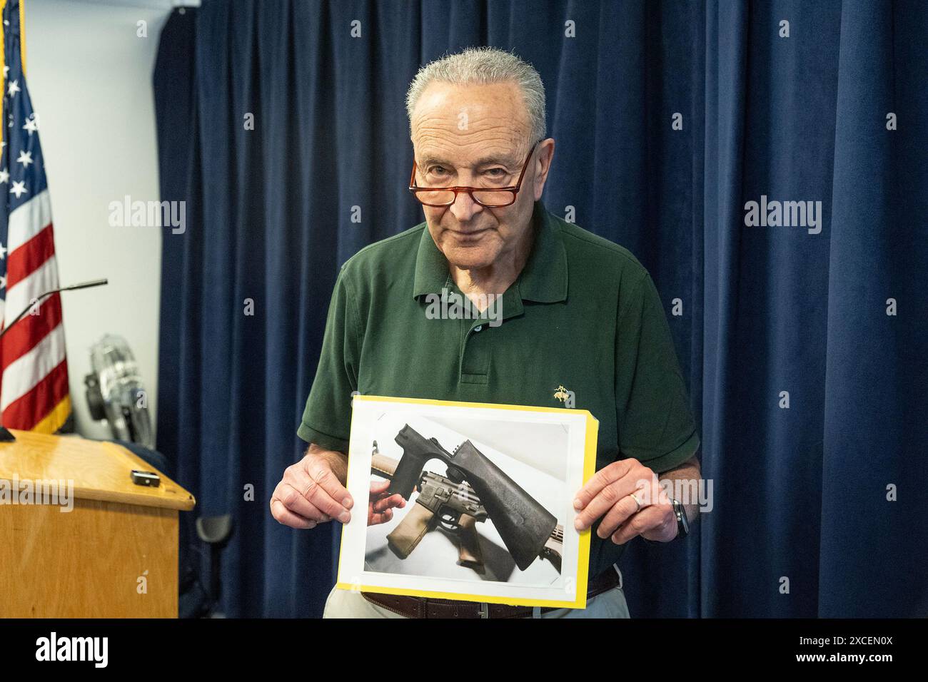 New York, Stati Uniti. 16 giugno 2024. Il senatore degli Stati Uniti Charles Schumer ha annunciato nel suo ufficio a New York piani per il voto del Senato per ripristinare il divieto di Bump stock sulle armi dopo la decisione della Corte Suprema di annullarlo. Durante il briefing, il senatore stava tenendo una foto di Bump stock che converte la pistola in un'arma automatica sotto-macchina. (Foto di Lev Radin/Pacific Press) credito: Pacific Press Media Production Corp./Alamy Live News Foto Stock