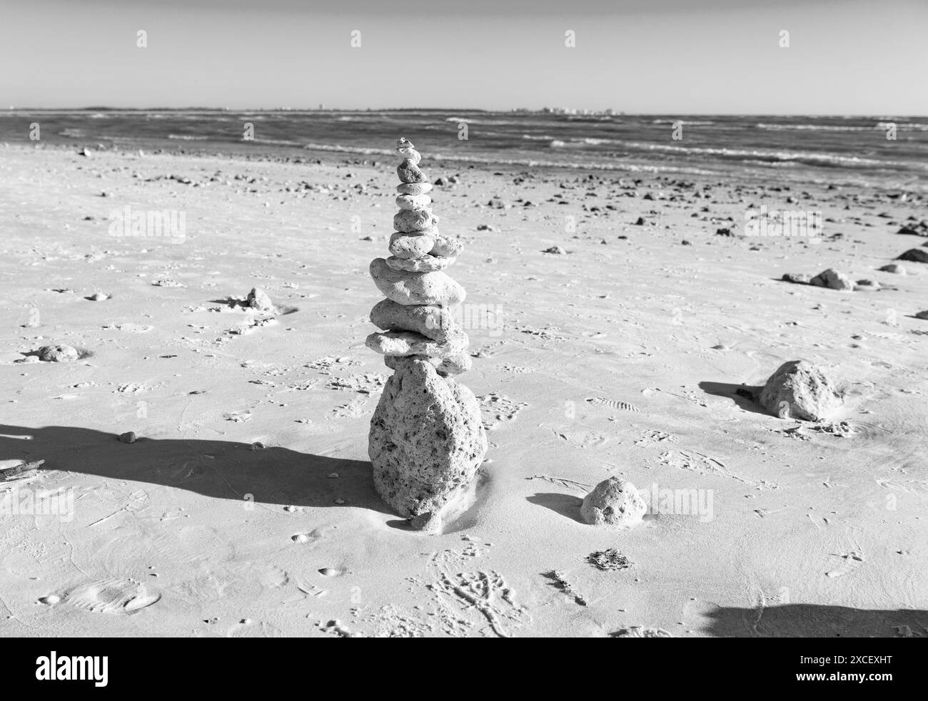 equilibrio della vita. equilibrio e armonia nella vita. armonia ed equilibrio. sassolino zen in spiaggia. concetto di equilibrio della natura. zen come l'estate. piramide di pietra in mare Foto Stock
