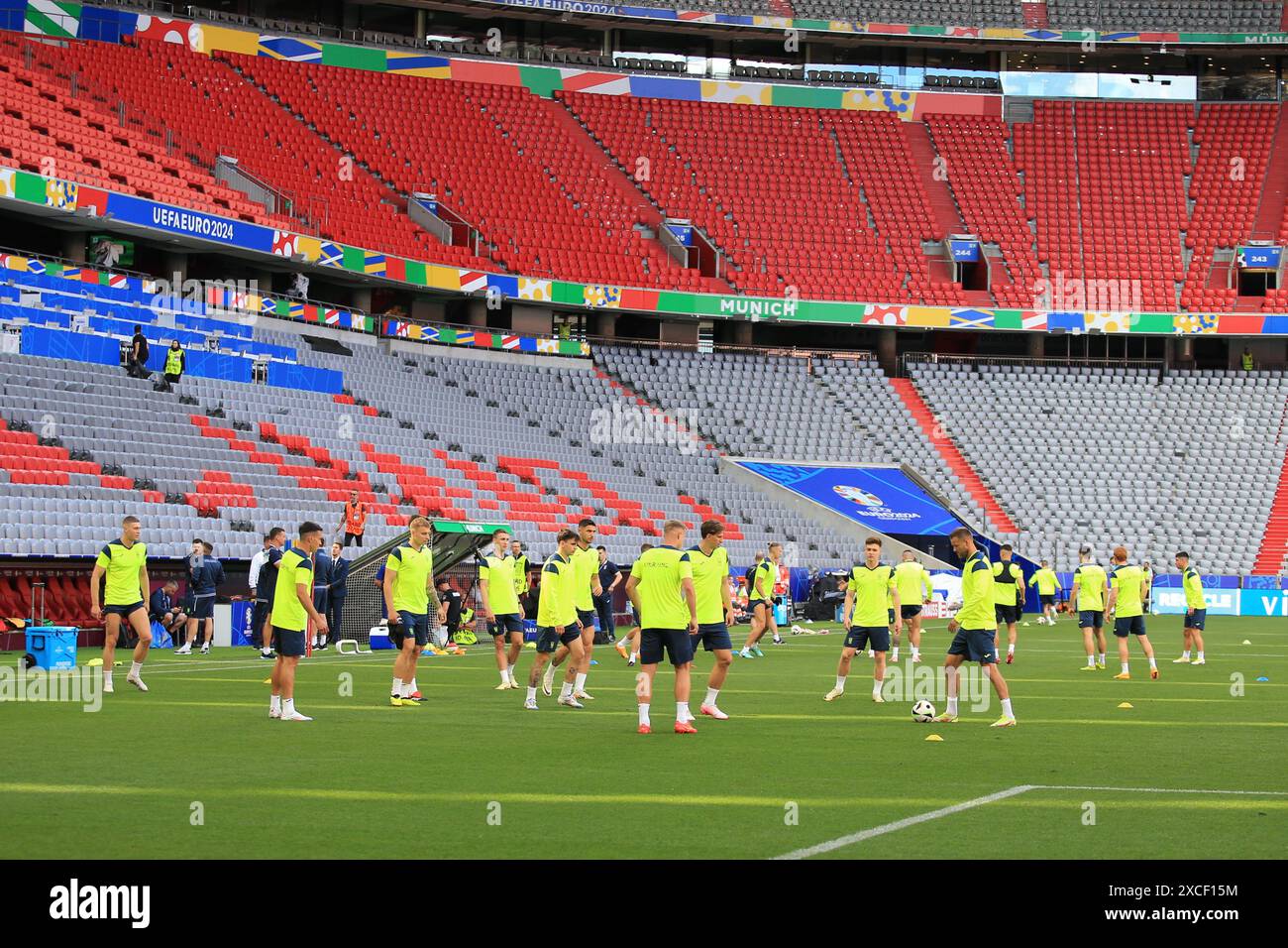 Munich Football Arena, Monaco, Germania. 16 giugno 2024. Euro 2024 gruppo e calcio, Romania contro Ucraina; Ucraina allenamento con allenatore Serhiy Rebrov e Viktor Tsygankov un giorno prima della partita. Credito: Action Plus Sports/Alamy Live News Foto Stock