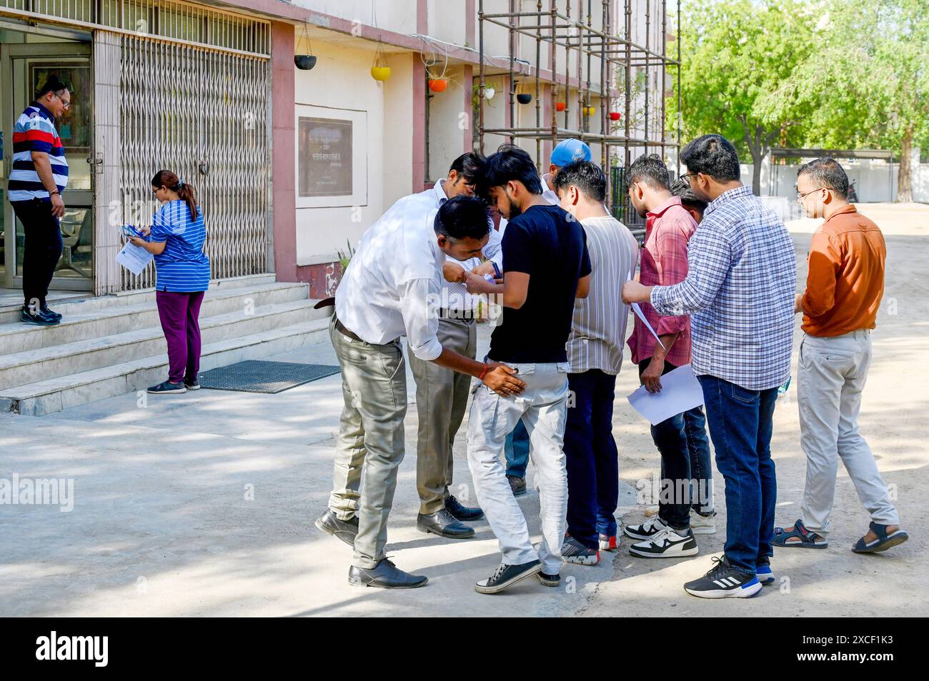 NOIDA, INDIA - 16 GIUGNO: Gli aspiranti che compaiono per l'esame 2024 dei Prelimi del servizio pubblico dell'Unione (UPSC) sono incagliati e i loro documenti sono verificati dal personale di polizia presso la Nehru International Public School, settore 11, il 16 giugno 2024 a Noida, India. La Union Public Service Commission ha condotto l'esame UPSC Prelims 2024. L'esame 2024 dei Prelimi dei servizi civili è stato condotto in due turni: Il primo turno si è svolto dalle 9,30 alle 11.30. Il secondo turno è iniziato alle 14:30 e si è concluso alle 16:30. (Foto di Sunil Ghosh/Hindustan Times/Sipa USA ) Foto Stock