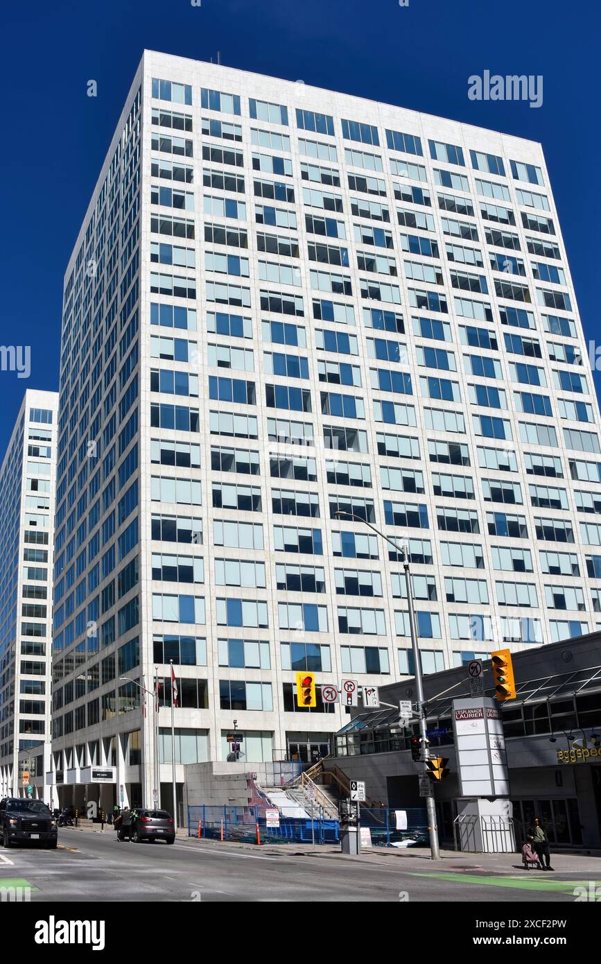Ottawa, Canada - 5 giugno 2024: Il complesso di uffici l'Esplanade Laurier su Laurier Avenue è tra le 10 proprietà di Ottawa secondo il governo federale p Foto Stock