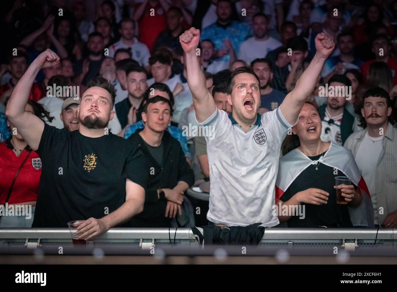 Londra, Regno Unito. 16 giugno 2024. EURO 2024: Inghilterra contro Serbia. I tifosi si si divertono a tempo pieno all'evento 4TheFans sul grande schermo a North Greenwich, dato che il gol del centrocampista Jude Bellingham dà all'Inghilterra una vittoria per 1-0 nella gara di apertura di Euro 2024 contro la Serbia. Crediti: Guy Corbishley/Alamy Live News Foto Stock