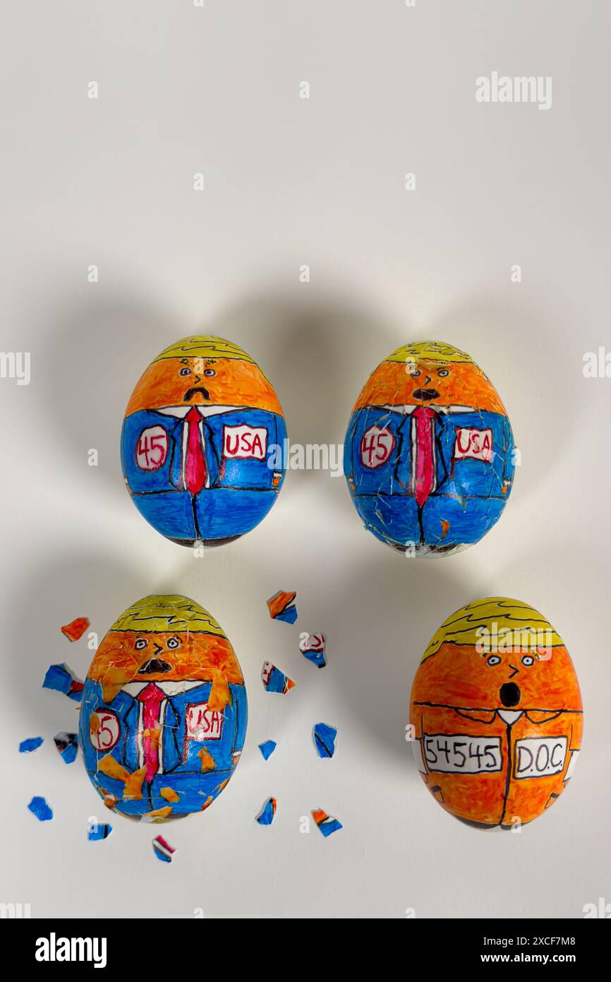 Disegni cartoonici sulle uova crepa e sbuccia, mostrando il 45° presidente delle "uova" che si trasforma da candidato a detenuto in tuta arancione. Foto Stock