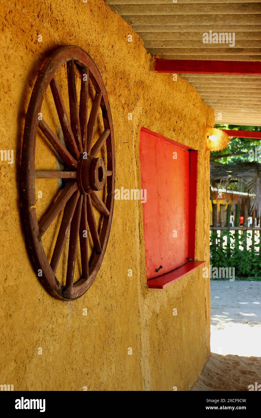 Cabina sulla spiaggia costruita in modo sostenibile con tecniche tradizionali e di biocostruzione, con pittura naturale a base di terra, risorse naturali e riutilizzo Foto Stock