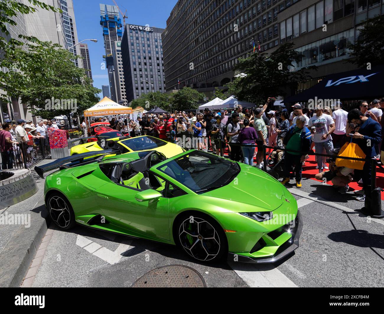 Toronto, Canada. 16 giugno 2023. Le persone visitano il 2024 Yorkville Exotic Car Show a Toronto, Canada, 16 giugno 2023. Con una varietà di auto esotiche, l'evento annuale si è tenuto qui domenica per celebrare la festa del papà. Crediti: Zou Zheng/Xinhua/Alamy Live News Foto Stock