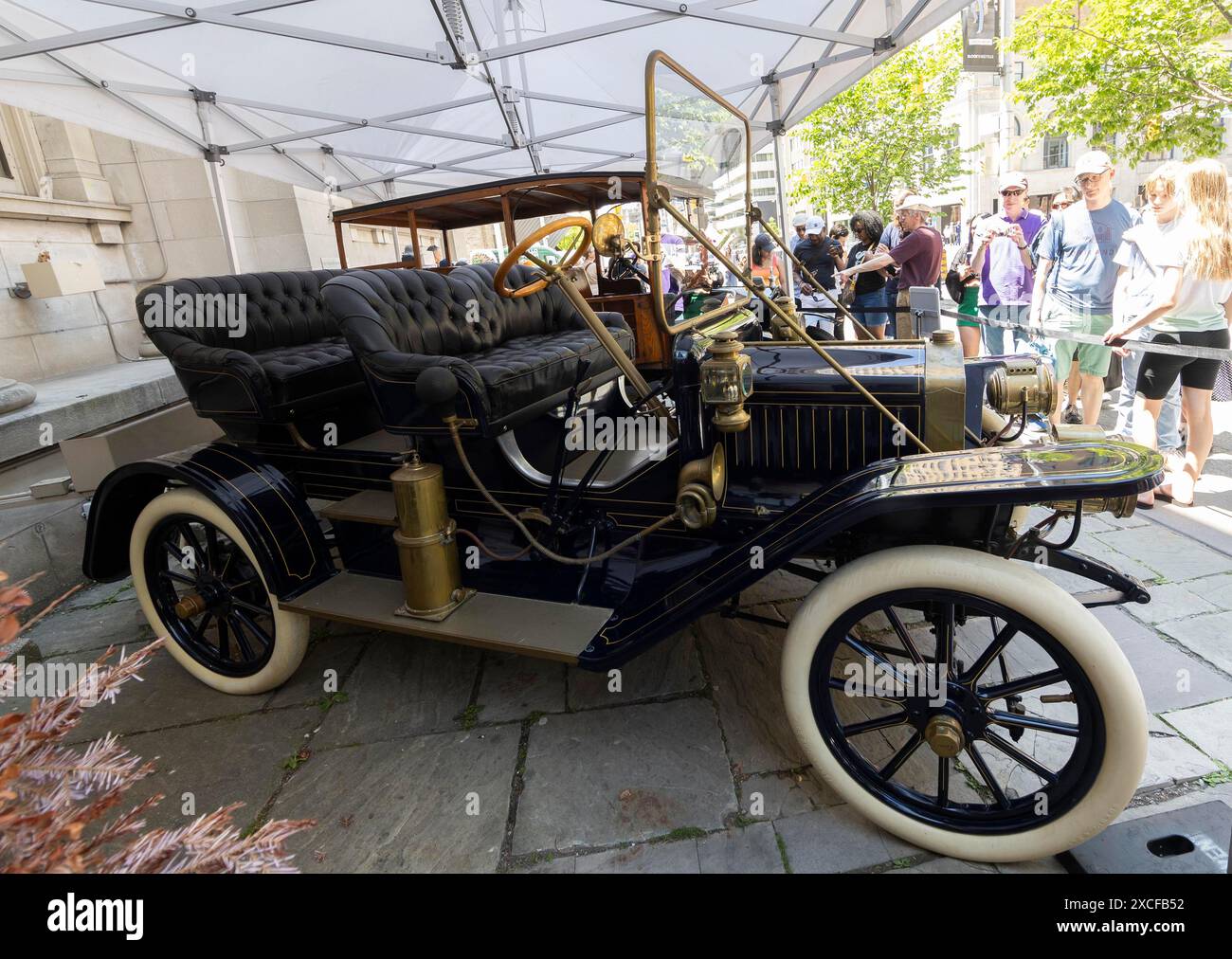 Toronto, Canada. 16 giugno 2023. Le persone visitano il 2024 Yorkville Exotic Car Show a Toronto, Canada, 16 giugno 2023. Con una varietà di auto esotiche, l'evento annuale si è tenuto qui domenica per celebrare la festa del papà. Crediti: Zou Zheng/Xinhua/Alamy Live News Foto Stock