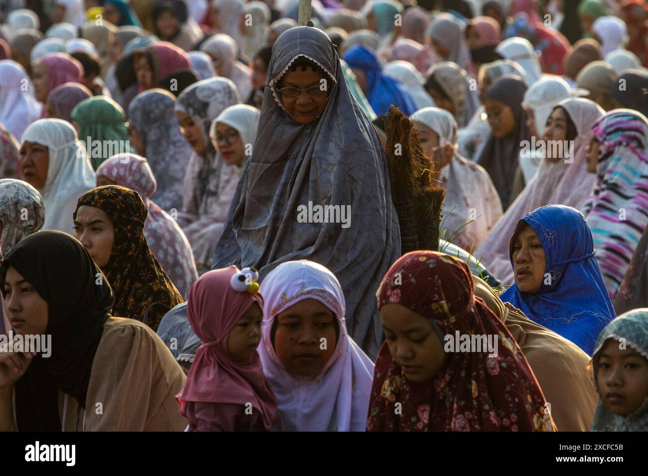 17 giugno 2024, Yogyakarta, regione speciale di Yogyakarta, Indonesia: I musulmani indonesiani si preparano a partecipare alla preghiera di Eid al-Adha nella piazza meridionale della città di Yogyakarta. I musulmani di tutto il mondo celebrano Eid al-Adha per commemorare la disponibilità del profeta Ibrahim a sacrificare suo figlio come segno della sua obbedienza a Dio, durante la quale sacrificano animali ammissibili, generalmente capre, pecore e mucche. (Credit Image: © Angga Budhiyanto/ZUMA Press Wire) SOLO PER USO EDITORIALE! Non per USO commerciale! Foto Stock