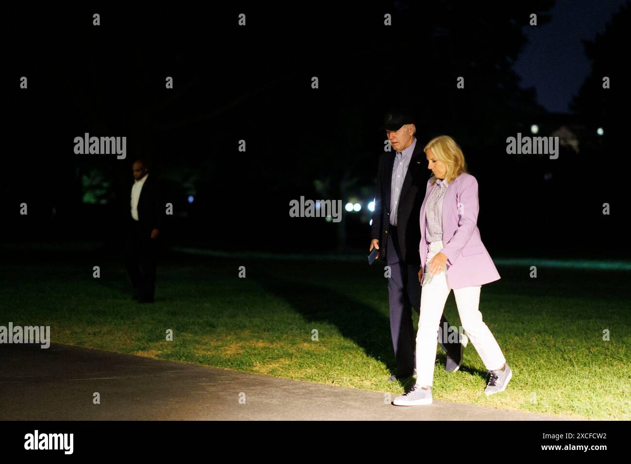 Washington, Stati Uniti. 16 giugno 2024. Il presidente DEGLI STATI UNITI Joe Biden e la First Lady Jill Biden camminano sul South Lawn della Casa Bianca dopo essere arrivati sulla Marine One a Washington, DC, USA, domenica 16 giugno, 2024. Biden ha oltraggiato Trump ogni mese di quest’anno, tranne aprile, e aveva più soldi a disposizione rispetto all’ex presidente all’inizio di maggio, secondo i documenti federali più recenti. Foto di Ting Shen/UPI credito: UPI/Alamy Live News Foto Stock