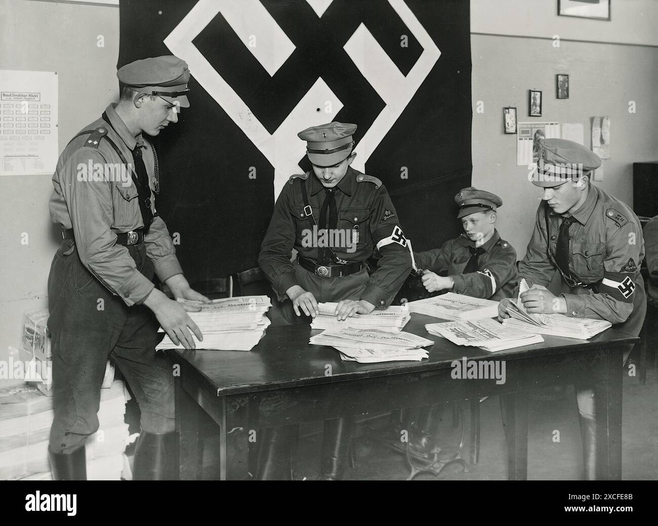 Una fotografia di propaganda che mostra i membri della Gioventù hitleriana in posa in varie attività, probabilmente presso la Haus der Reichsjugendführung a Kaufhaus Jonass, un moderno negozio e edificio per uffici che è stato rubato e "arianizzato" dai nazisti. Foto Stock