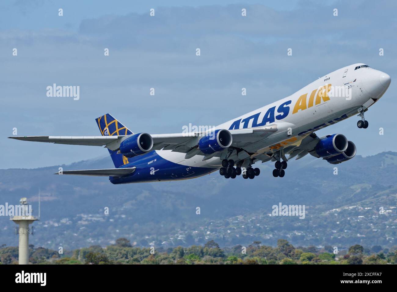 Atlas Air Boeing 747-8 visto in partenza dall'aeroporto di Adelaide. Foto Stock