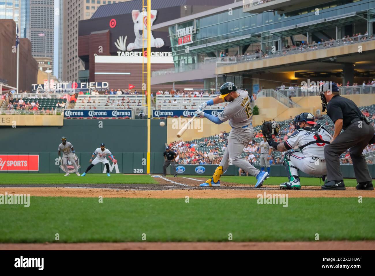 Minneapolis, Minnesota, Stati Uniti. 16 giugno 2024. l'esterno destro degli Oakland Athletics SETH BROWN #15 batte un doppio RBI durante una partita di baseball della MLB tra i Minnesota Twins e gli Oakland Athletics nella seconda partita di doppio colpo al Target Field il 16 giugno 2024. I Twins vinsero 8-7. (Immagine di credito: © Steven Garcia/ZUMA Press Wire) SOLO PER USO EDITORIALE! Non per USO commerciale! Foto Stock