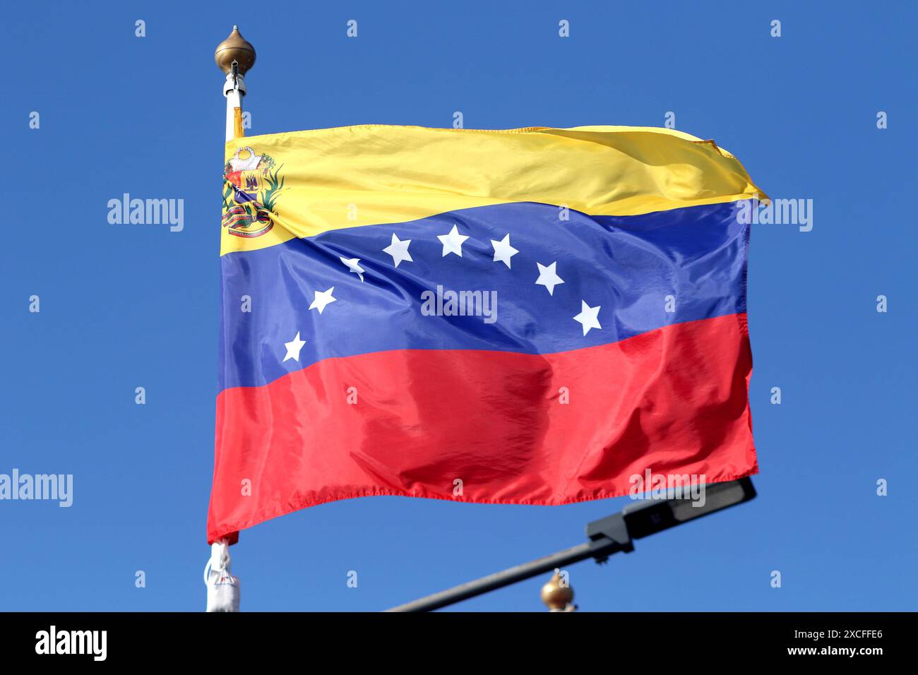 San Pietroburgo, Russia. 9 giugno 2024. La bandiera della Repubblica bolivariana del Venezuela vista nella galleria di bandiere dei paesi partecipanti nel quadro del Forum economico internazionale 2024 di San Pietroburgo (SPIEF 2024). (Foto di Maksim Konstantinov/SOPA Images/Sipa USA) credito: SIPA USA/Alamy Live News Foto Stock