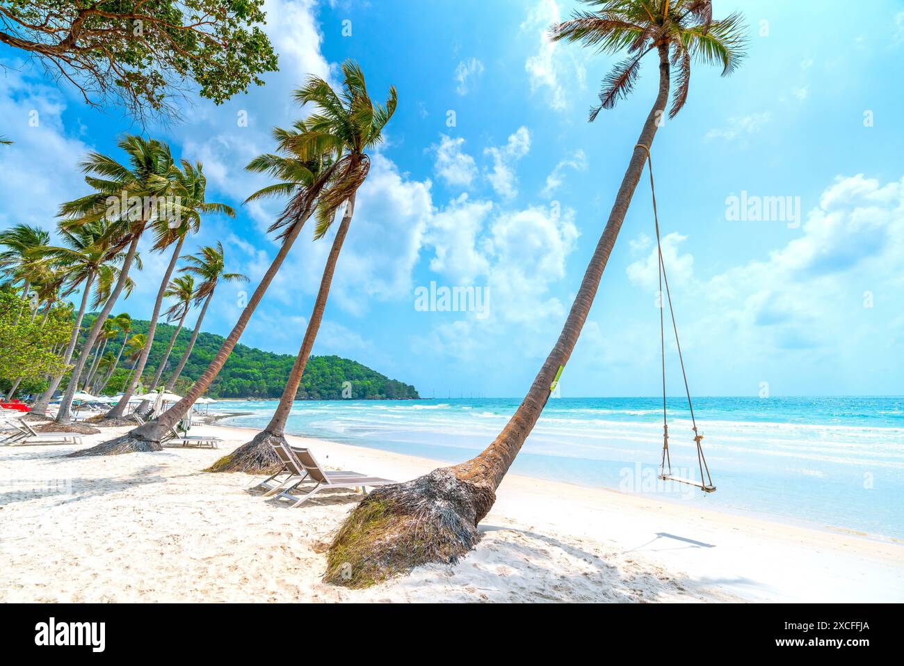 Mare con palme tropicali sulla bellissima spiaggia di sabbia di Sao nell'isola di Phu Quoc, Vietnam Foto Stock