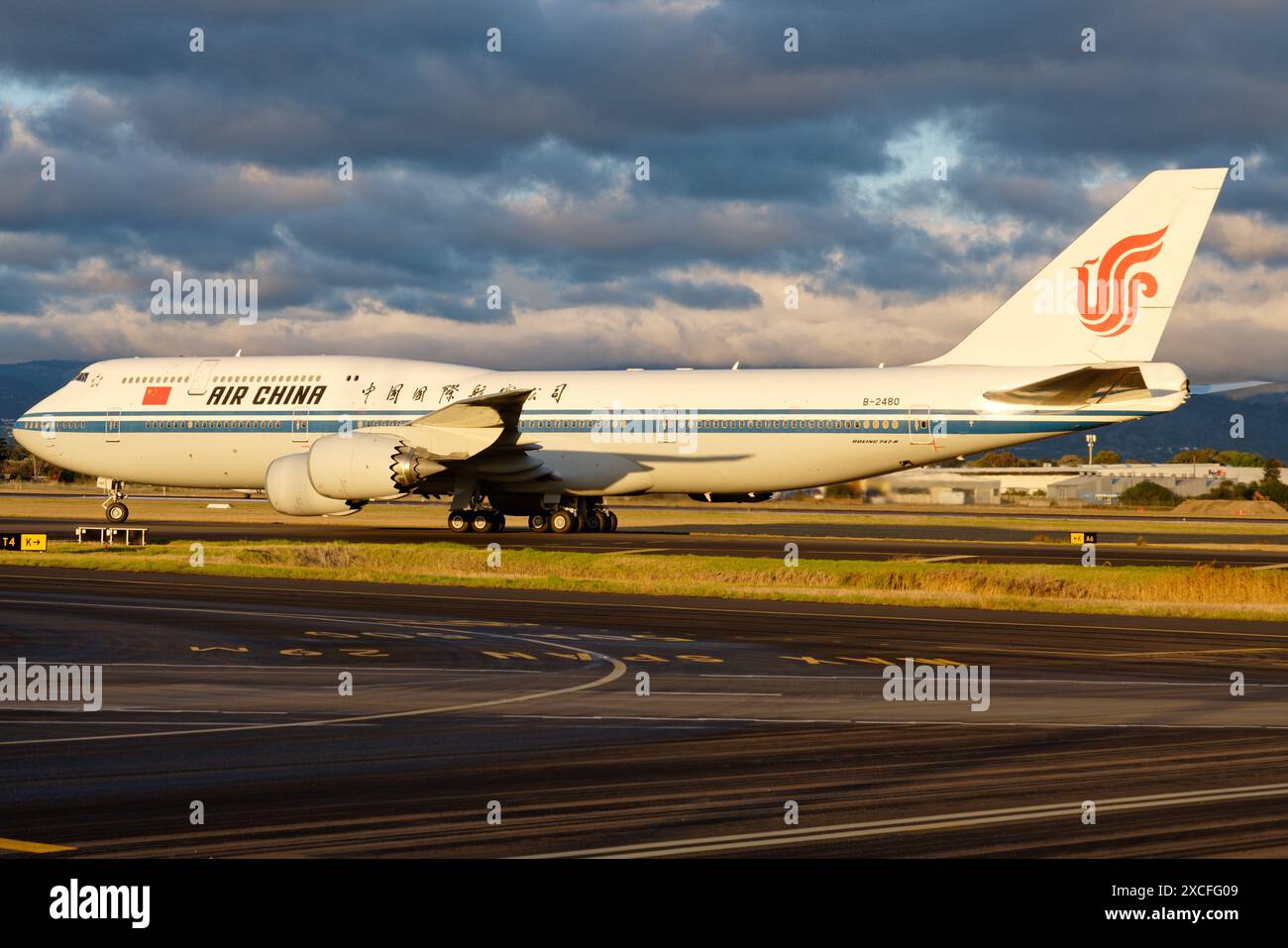 Air China Boeing 747-8 visto all'aeroporto di Adelaide con il Premier li Qiang a bordo. Foto Stock