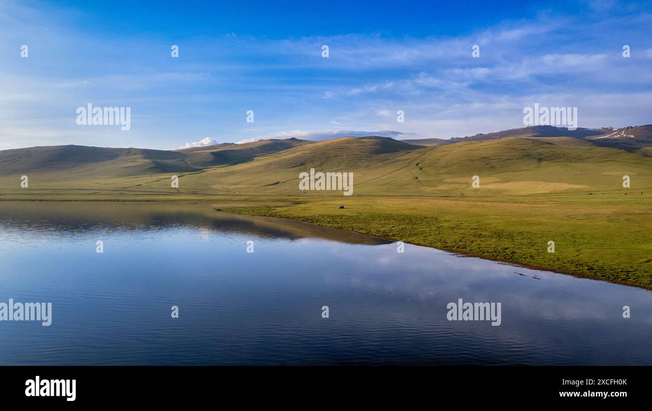 il lago di montagna son kul in kirghizistan si trova a un'altitudine di oltre 3000 metri Foto Stock