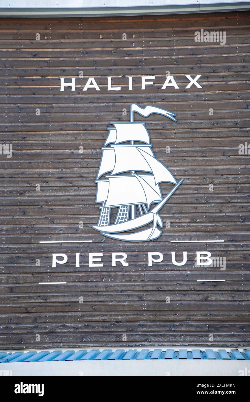 Cartello con l'Halifax Pier Pub su Marginal Road presso il quartiere del porto di Halifax, nuova Scozia, Canada Foto Stock