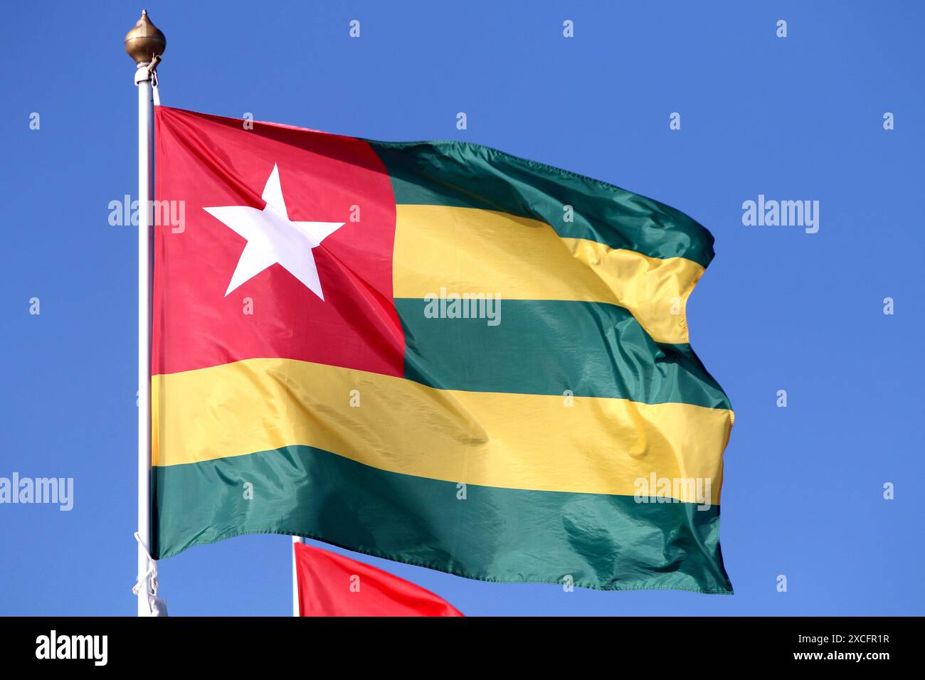 La bandiera della Repubblica togolese (Togo) visibile nella galleria delle bandiere dei paesi partecipanti nel quadro del Forum economico internazionale 2024 di San Pietroburgo (SPIEF 2024). Foto Stock