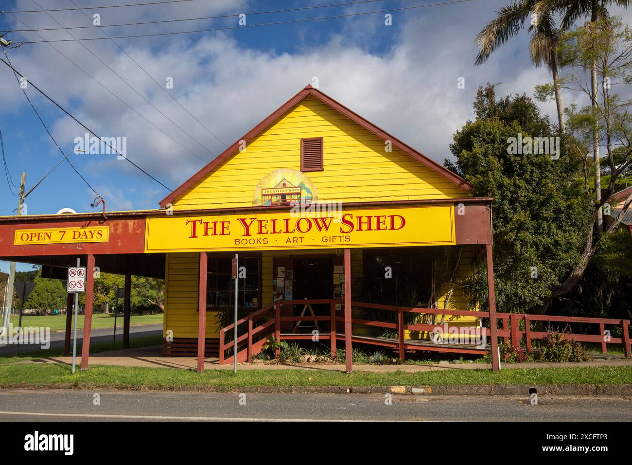 Centro di Bellingen nel nuovo Galles del Sud, il negozio Yellow Shed che vende libri, articoli da regalo e opere d'arte, New South Wales, Australia, 2024 Foto Stock