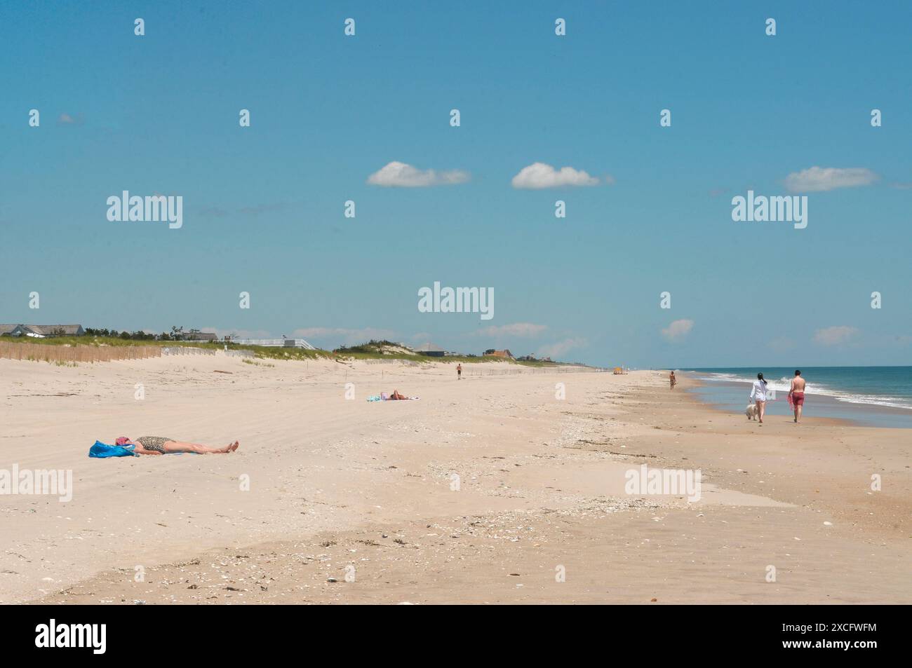 New York, Stati Uniti. 15 giugno 2024. Si vedono persone sulla spiaggia di Southampton, Long Island, New York. In estate, molte persone visitano gli Hamptons all'estremità orientale di Long Island. Gli Hamptons, che comprendono i quartieri di Southampton e East Hampton, sono famosi per le sue spiagge, i negozi di stilisti e le ricche proprietà. Credito: SOPA Images Limited/Alamy Live News Foto Stock