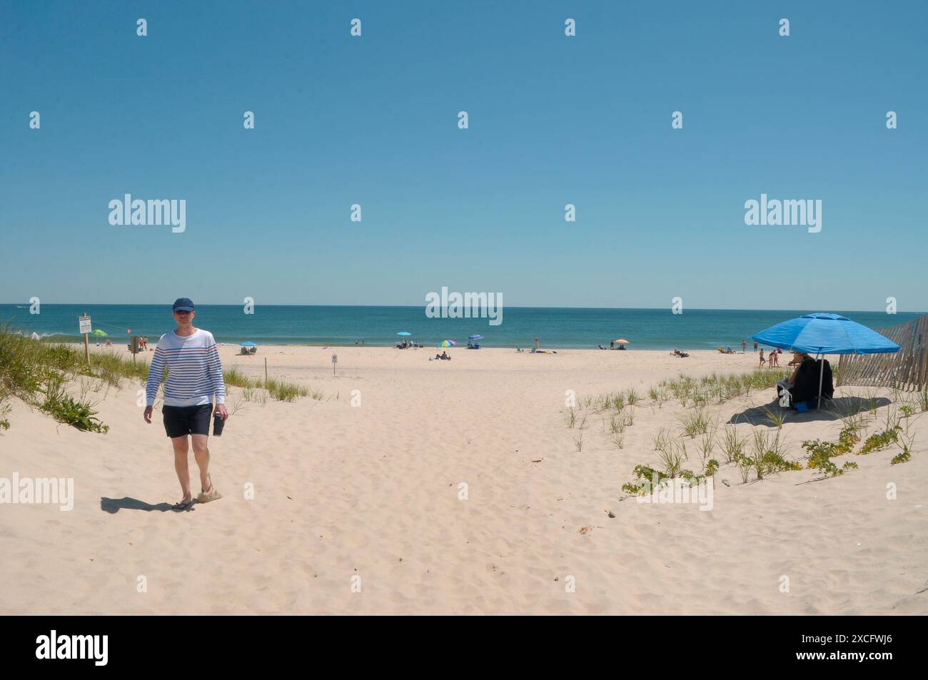 New York, Stati Uniti. 15 giugno 2024. Si vedono persone sulla spiaggia di Southampton, Long Island, New York. In estate, molte persone visitano gli Hamptons all'estremità orientale di Long Island. Gli Hamptons, che comprendono i quartieri di Southampton e East Hampton, sono famosi per le sue spiagge, i negozi di stilisti e le ricche proprietà. Credito: SOPA Images Limited/Alamy Live News Foto Stock