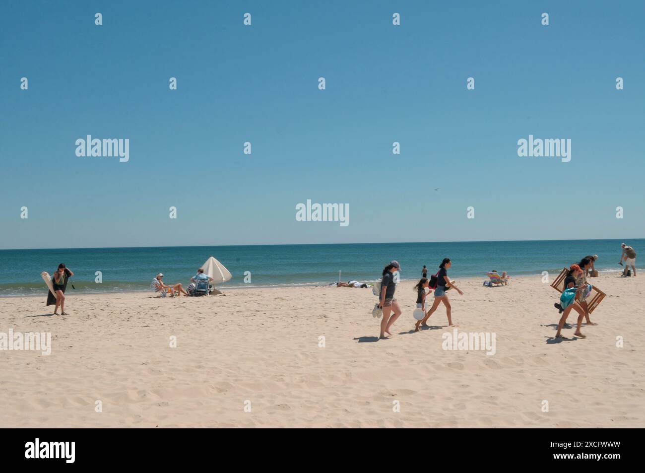 New York, Stati Uniti. 15 giugno 2024. Si vedono persone sulla spiaggia di Southampton, Long Island, New York. In estate, molte persone visitano gli Hamptons all'estremità orientale di Long Island. Gli Hamptons, che comprendono i quartieri di Southampton e East Hampton, sono famosi per le sue spiagge, i negozi di stilisti e le ricche proprietà. Credito: SOPA Images Limited/Alamy Live News Foto Stock